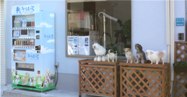 店舗の外観 かわいい自販機が目印です♪